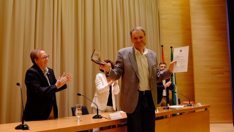 Lleno en el acto central del 50 Aniversario del Club Alpino al recibir la distinción Estrella de las Nieves de la UGR