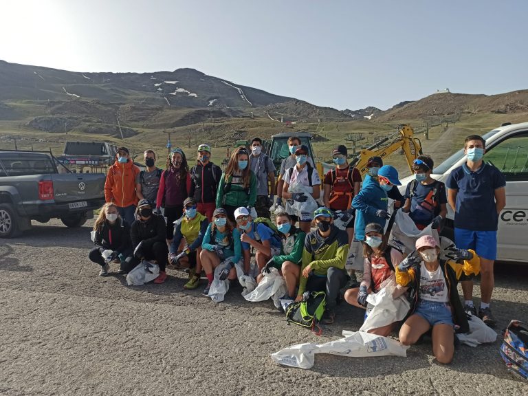 Amplia representación de la FAM en la jornada de limpieza del dominio esquiable de Sierra Nevada celebrada hoy