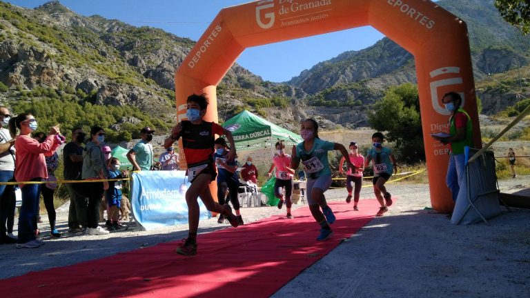 La cantera granadina de pequemontañeros/as disfruta de la prueba del CADEBA en Dúrcal
