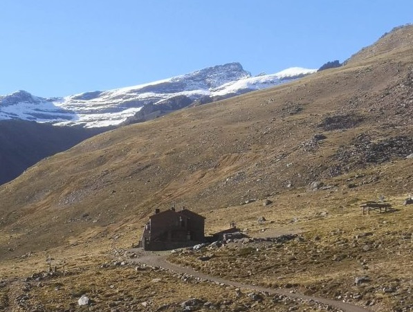La FAM comunica el cierre temporal del Refugio Poqueira