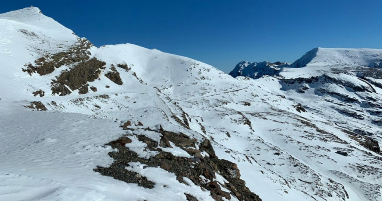 El PPNN de Sierra Nevada y Seguridad FAM advierten de las condiciones extremas del terreno y desaconseja la bajada por el Veredón al Corral del Veleta