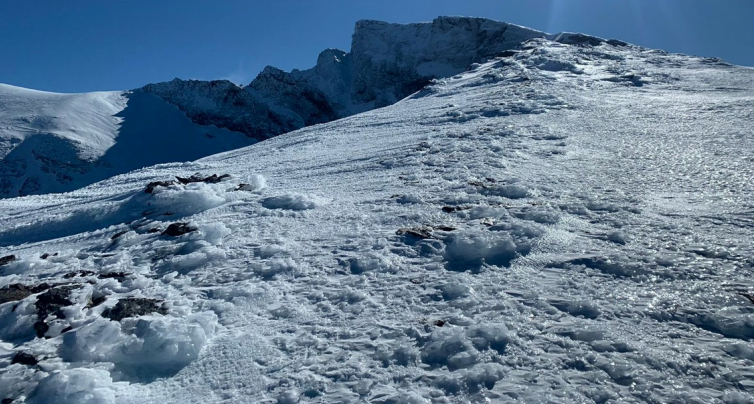 El Parque Nacional y Natural de Sierra Nevada pide extremar la precaución por hielo en caminos, pistas y veredas