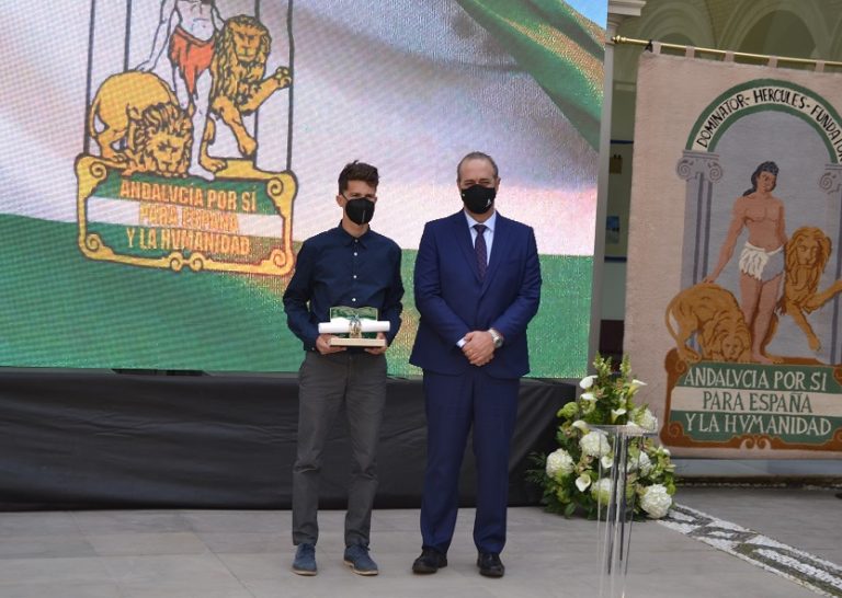 Nico Molina recibe la Bandera de Andalucía de los Deportes en Granada antes de viajar al Mundial de Esquí de Montaña