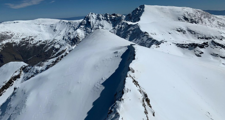 CIRCULAR RASEMON: Permanece la presencia de bastante hielo y las difíciles condiciones del terreno en Sierra Nevada