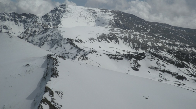 El PPNN de Sierra Nevada advierte de la forma discontinua de la nieve a partir de 2.400 metros y de posibles nevadas mañana viernes