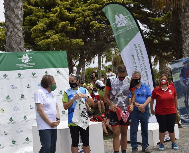 Enrique Villanueva y Sonia Mirás dominan el inicio de la Copa Andaluza de Marcha Nórdica