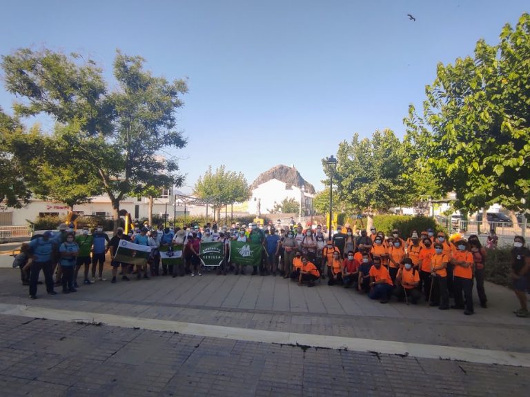 Más de un centenar de senderistas disfrutar del Sendero Fuente del Duque en Pruna
