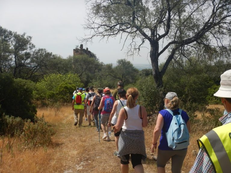 Más de un centenar de deportistas disfrutan del Sendero ‘Dehesa y Castillo de Almenara’ del Programa de Senderos de Sevilla