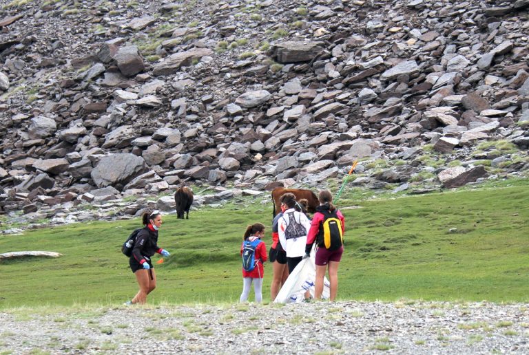 La FAM colabora en las labores de limpieza de residuos en el área esquiable de Sierra Nevada