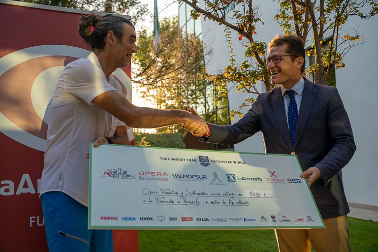 Argote entrega a la Fundación Arruzafa la recaudación de los kilómetros solidarios obtenida en su último gran reto, la MEGARACE alemana de 1.001 kilómetros