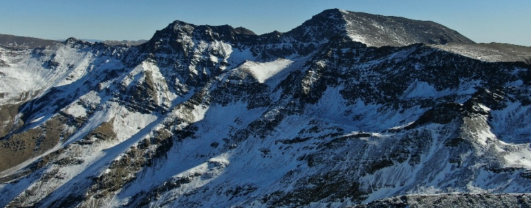 La Circular RASEMON advierte de la existencia de costras de hielo y la utilización de casco, piolet y crampones