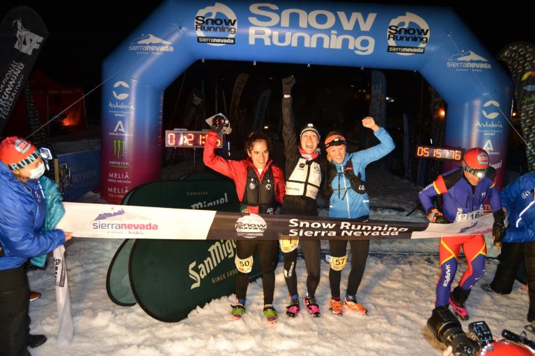 Virginia Pérez Mesonero, campeona del Mundo de Snow Running en Sierra Nevada, donde España es segunda por selecciones con los deportistas de la FAM Silvia Lara y Raúl Ortiz en su equipo