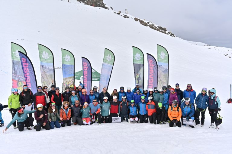 Pablo Ruiz de Almirón y Maialen Uriz en senior y Carlos Torres y Alejandra Fernández en juveniles, campeones de Andalucía de Relevos Skimo 2022