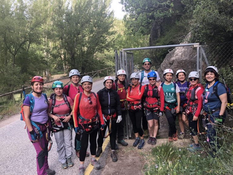 Las participantes en el Taller de vías ferratas organizadas por la vocalía de Mujer y Montaña de Jaén gozan de una gran experiencia