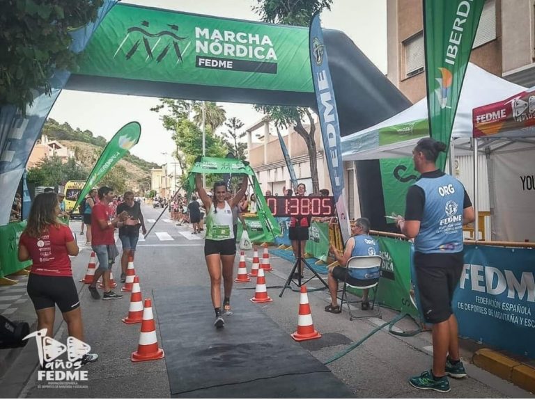 Laura Ramos otorga a Andalucía un nuevo título absoluto de Marcha Nórdica al proclamarse Campeona de España en Tavernes de la Valldigna