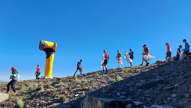 Jóvenes deportistas y técnicos de la FAM colaboran en la jornada de limpieza del área esquiable de Sierra Nevada