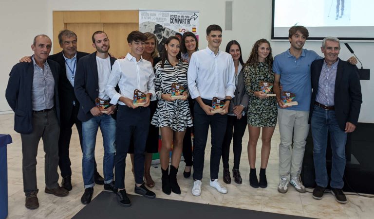 María Ángeles Rodríguez Santiago, María Ordóñez y Carlos Torres reciben el reconocimiento de la ISMF, que se une al Centenario de la FEDME