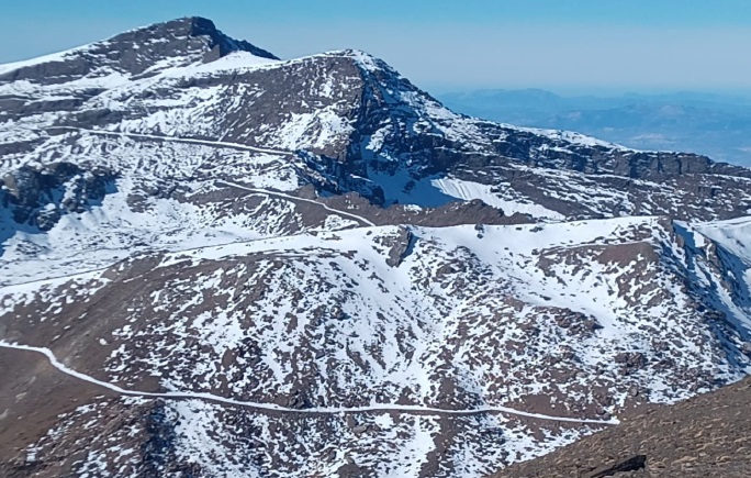 Precaución por hielo en la vertiente norte y poca nieve por encima de 2.800 metros