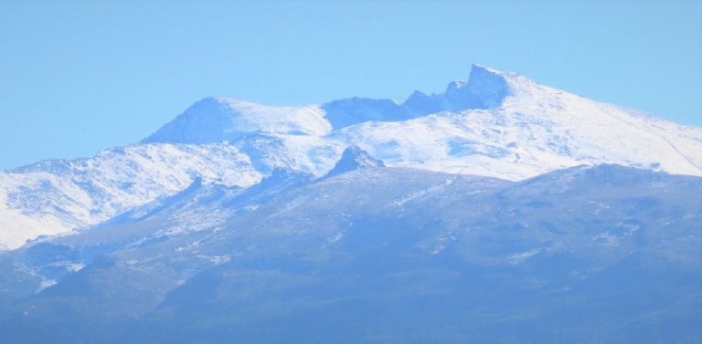 Precaución por hielo en zonas de alrededor del Veleta o por encima de 2700 metros en las caras norte
