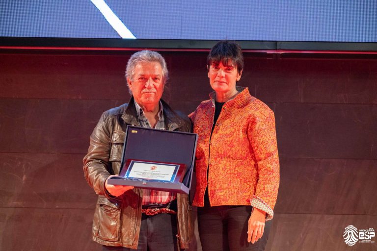 La FEDME premia en su Encuentro Anual al Comité de Mujer y Montaña de la FADMES y al Mejor Sendero Homologado a ‘Miradores y Acantilados de Torrenueva Costa’