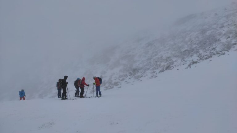 Las duras condiciones meteorológicas condicionan, pero no impiden, la celebración de la segunda Marcha Popular de Skimo 2024