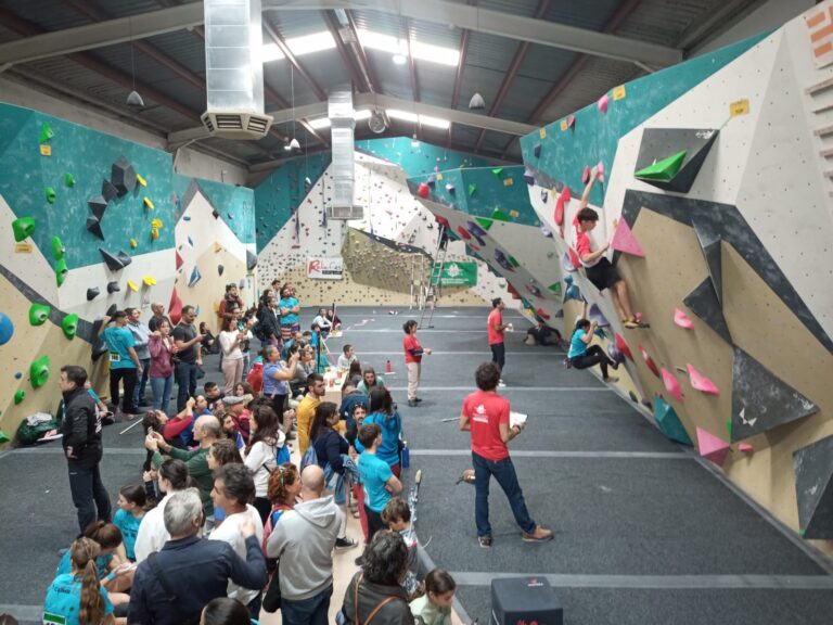 Paula Traverso y Álvaro Páez, primeros líderes de la Copa de Escalada en Bloque tras vencer en el CLIMBBOX de Almería