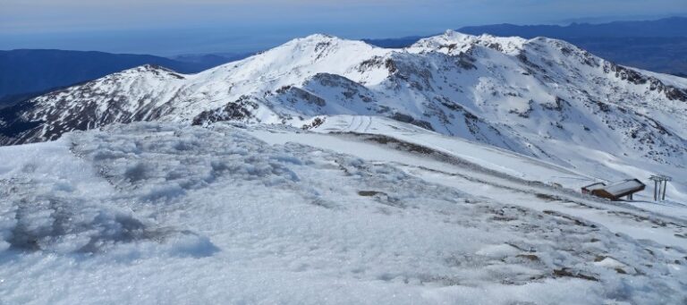 Precaución por grandes zonas de hielo durísimo y nieve dura y posibilidad de aludes por deslizamientos basales