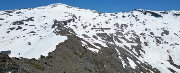 Precaución por fuertes rachas de viento del suroeste en Sierra Nevada, muy fuertes en cotas altas, durante el fin de semana