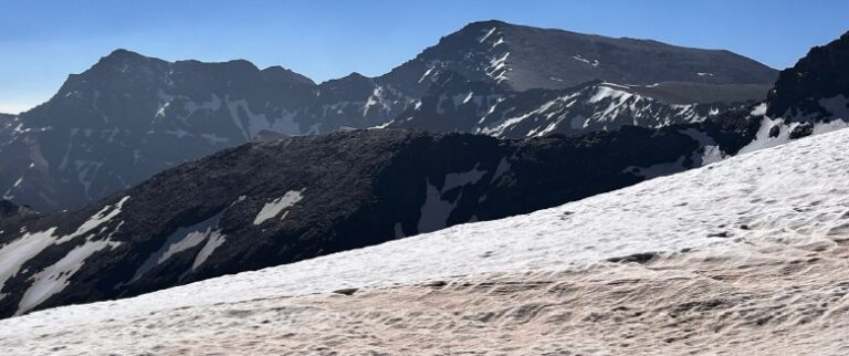 Nieve a partir de los 2.800 metros en Sierra Nevada e imprescindible llevar crampones y piolets estos próximos días en Sierra Nevada