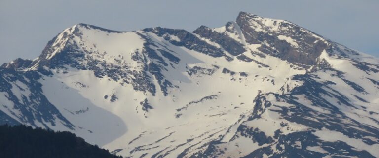Precaución por rachas fuertes de viento en las cumbres e imprescindible llevar crampones y piolets estos próximos días en Sierra Nevada