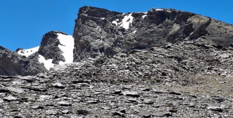 Grandes ventisqueros y precaución en el acceso al corral del Veleta al Elorrieta, en el paso de la Carihuela y en general en los recorridos por encima de los 3.000 metros