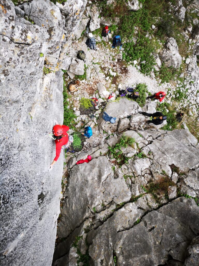 Desequipamiento de vías escalada en la zona de El Colmillo en el término municipal gaditano de Benaocaz