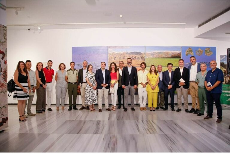 Fernández-Pacheco inaugura en Almería la Exposición ‘Montañas al sur. Sierra Nevada en la mirada europea’ con motivo del 25 aniversario del Parque Nacional de Sierra Nevada