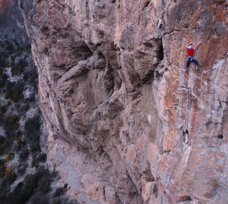 Nueva regulación medioambiental de la escalada en el paraje de Los Vados en Granada