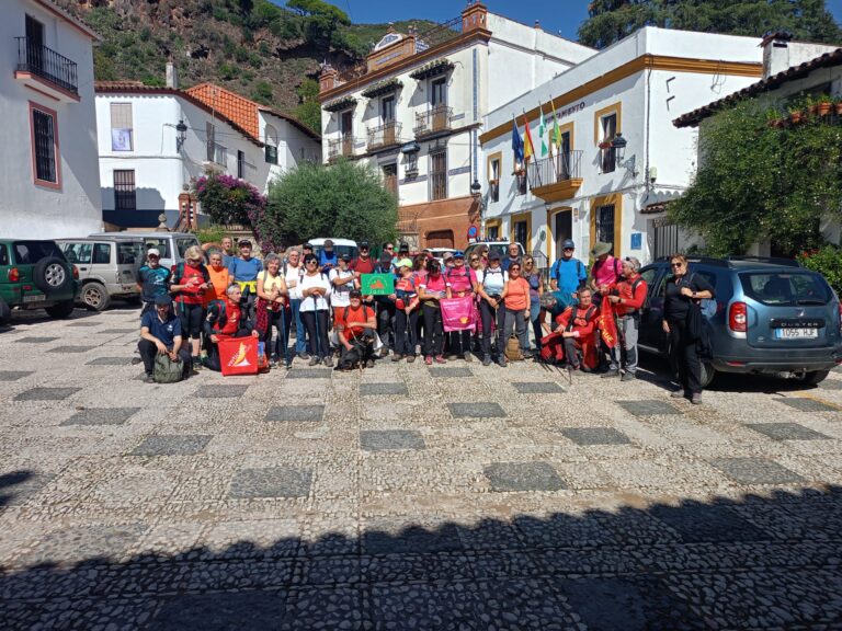 La segunda cita del Encuentro Interprovincial de Senderismo celebrada en Alájar ha sido un éxito de organización y participación