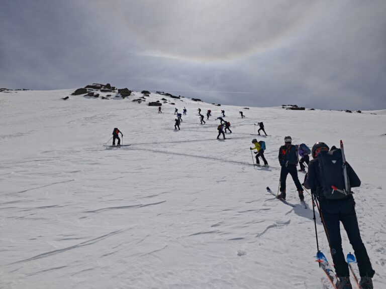 La subida al Tozalillo del Fraile no pudo completarse en la última cita del programa Marchas Populares de Skimo de la FADMES 2025