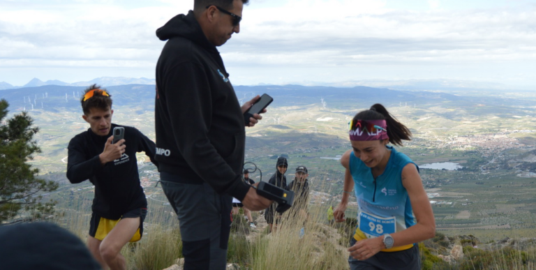 Silvia Lara y Carlos García vencen en la cima el Zahor de la CV Sierra de Dúrcal