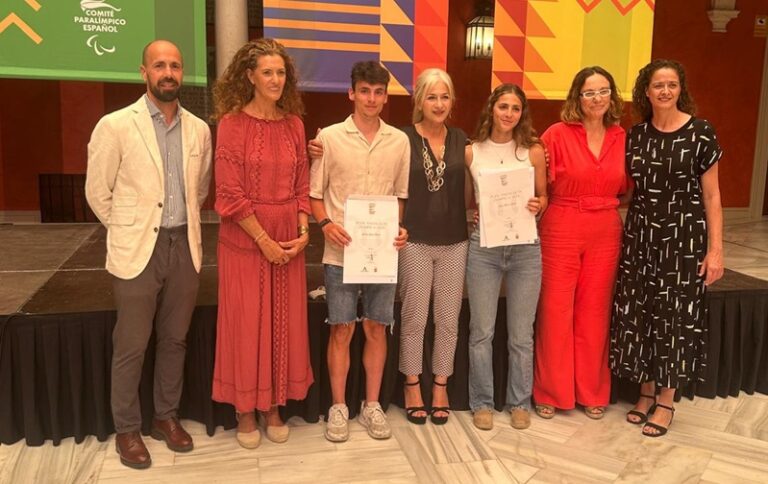 María Ordóñez y Gonzalo Casares reciben sus diplomas de la Fundación Andalucía Olímpica junto con la presidenta de la FADMES, María Luz Arráez