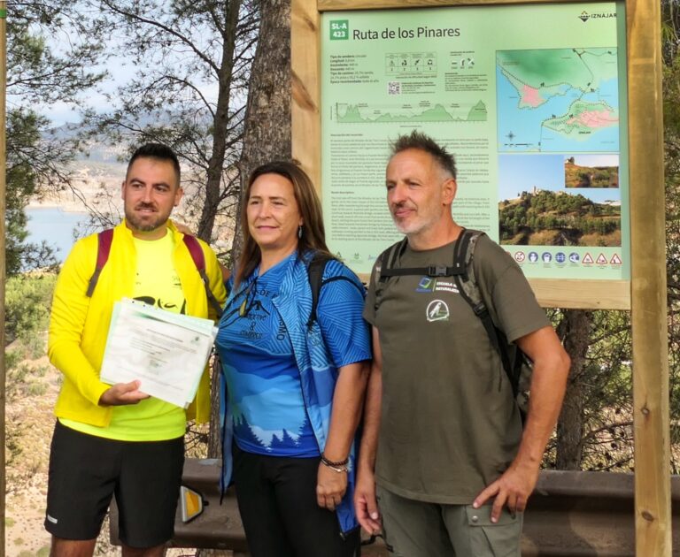LA FADMES entrega el Certificado de Homologación del sendero SL-A-423 ‘Ruta de los Pinares’ al ayuntamiento de Iznájar