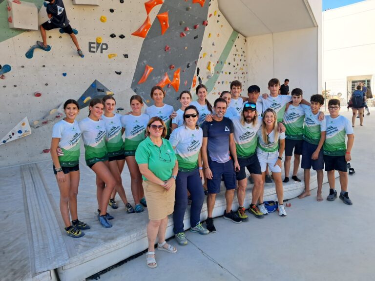 Jóvenes escaladores y escaladoras se forman y perfeccionan en el Campamento de Tecnificación de la FADMES celebrado en Estepona