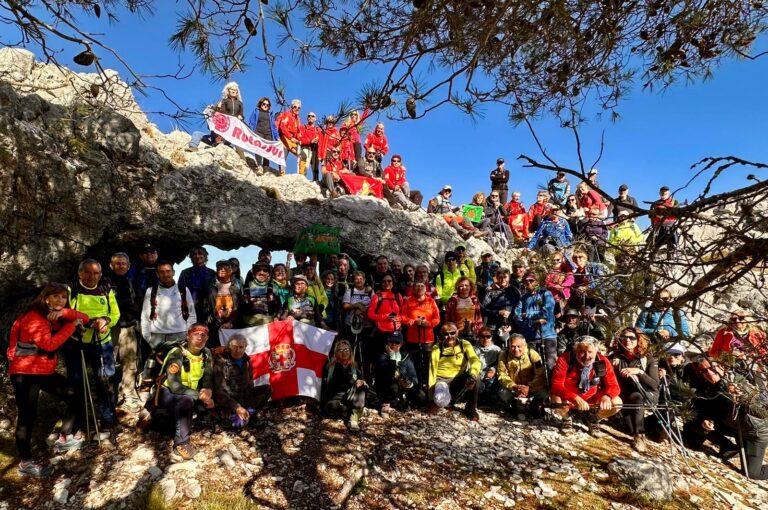 Un centenar de personas disfrutan del Encuentro Interprovincial de Senderismo celebrado en Grazalema