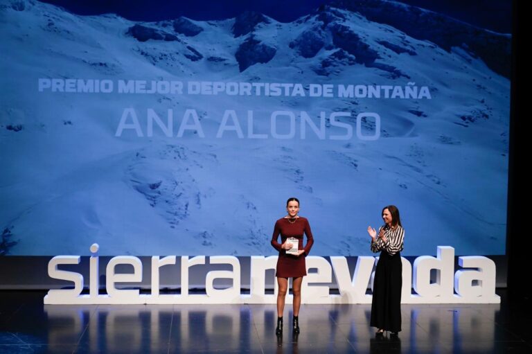 Ana Alonso recibe el premio ‘Mejor Deportista de Montaña de 2025’ en la Gala Inaugural de la temporada de Sierra Nevada
