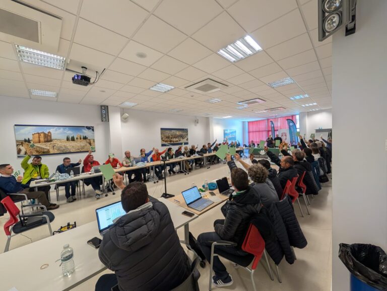 La Asamblea de la FADMES aprueba los calendarios oficiales de Carreras por Montaña, Travesías y Marcha Nórdica de 2026