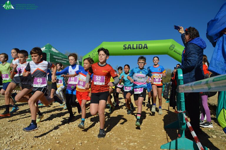 Gran ambiente en la Final del I Encuentro Interprovincial Escolar de CxM 2025 de la FADMES celebrado en Alcalá la Real