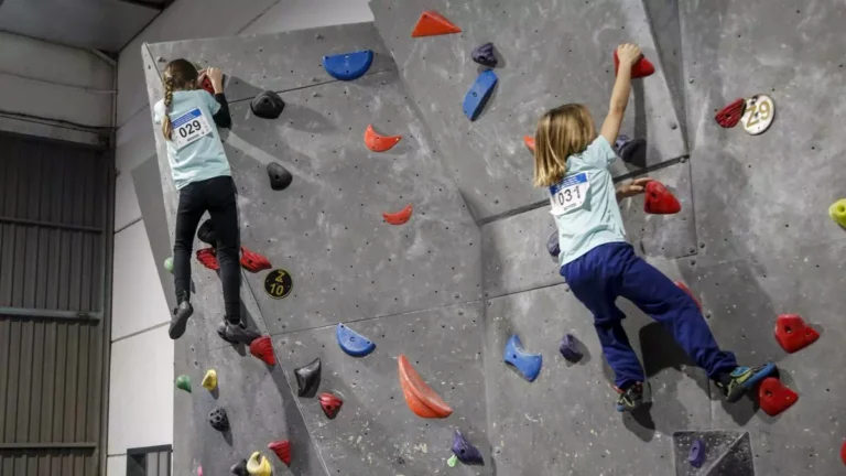 Más de un centenar de niños y niñas disfrutan de la escalada en la primera cita del III Circuito Provincial Diputación de Córdoba