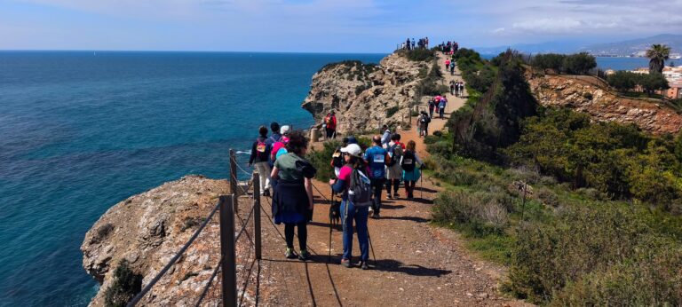 Alrededor de 250 participantes se han dado cita en el Encuentro interprovincial de Senderismo en Torrenueva Costa
