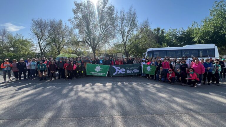 Cerca de 200 senderistas participan en Brenes en la Ruta del Azahar del VIII Programa de Senderos de la Diputación de Sevilla