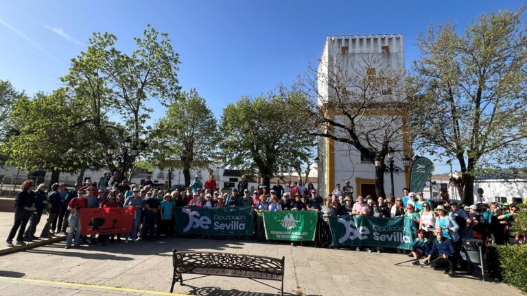 La Diputación de Sevilla y la FADMES reúnen a 200 senderistas en Alanís